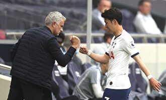 José Mourinho saluda a Heung-min Son. | Archivo