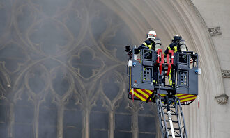Espectacular incendio en la catedral de Nantes