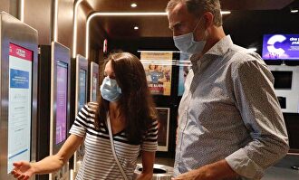 Los Reyes, poco antes de entrar en la sala. | Casa Real