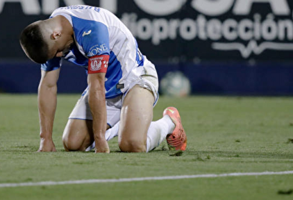 Bustinza arrodillado tras el final del encuentro ante el Real Madrid | Twitter