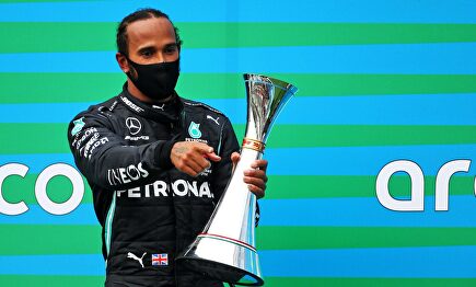 Lewis Hamilton posa con su trofeo en el podio de Hungaroring. | Cordon Press
