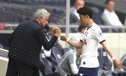 José Mourinho y Heung-Min Son, durante el partido contra el Leicester City. | EFE