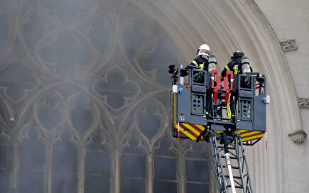 Espectacular incendio en la catedral de Nantes