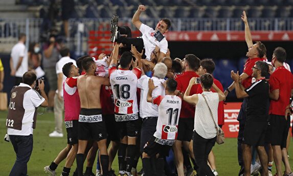 El entrenador del Logroñés, Sergio Rodríguez, manteado por sus jugadores tras firmar el ascenso. | EFE