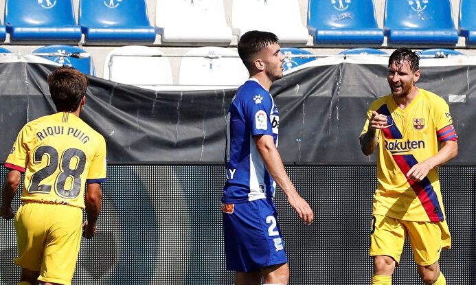 Leo Messi (d) celebra junto a Riqui Puig uno de sus dos goles al Alavés. | EFE