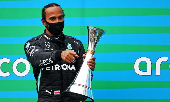 Lewis Hamilton posa con su trofeo en el podio de Hungaroring. | Cordon Press