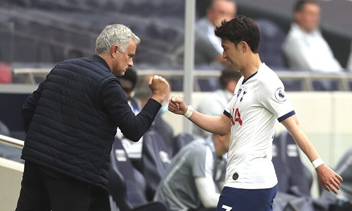 José Mourinho y Heung-Min Son, durante el partido contra el Leicester City. | EFE