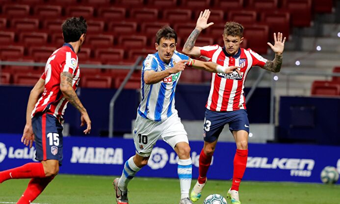 Mikel Oyarzabal, en acción ante Trippier. | EFE