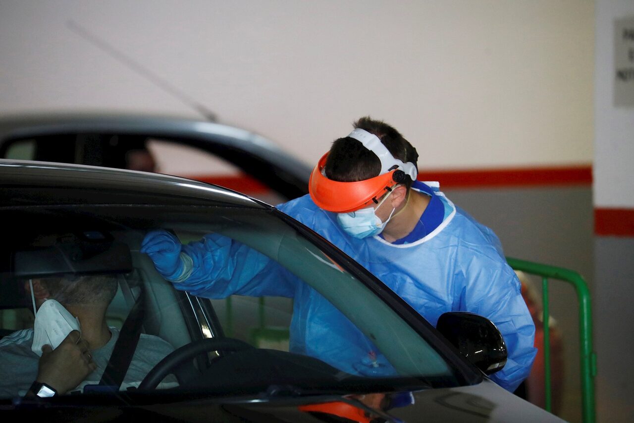 Personal sanitario hace la prueba PCR a uno de los jóvenes asistentes a la fiesta | EFE