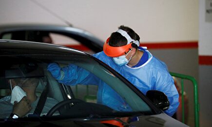 Personal sanitario hace la prueba PCR a uno de los jóvenes asistentes a la fiesta | EFE