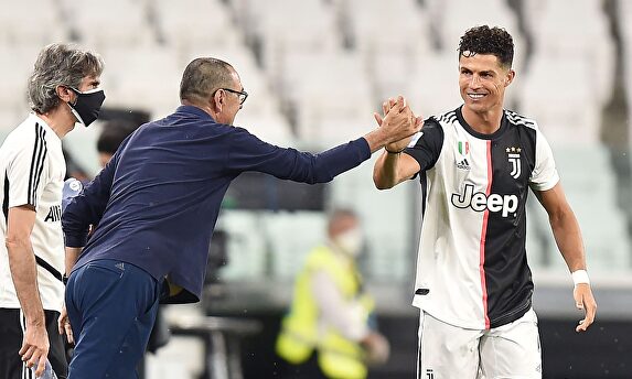 Cristiano Ronaldo (d) celebra junto a Maurizio Sarri uno de sus dos goles a la Lazio. | EFE