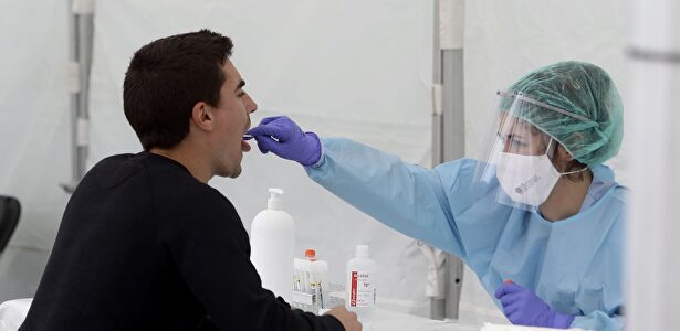 Realización de una prueba de coronavirus.