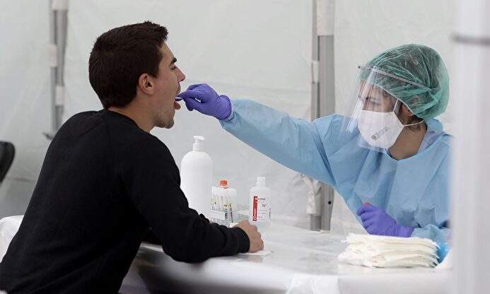 Una sanitaria le realiza una prueba PCR. | Europa Press