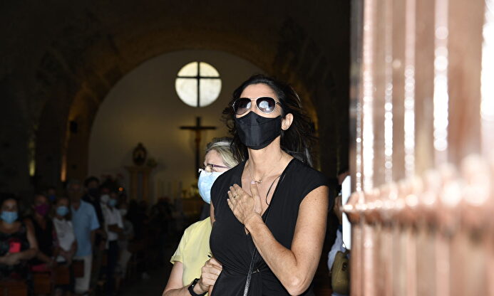 Paz Padilla despide a su marido en un emotivo entierro