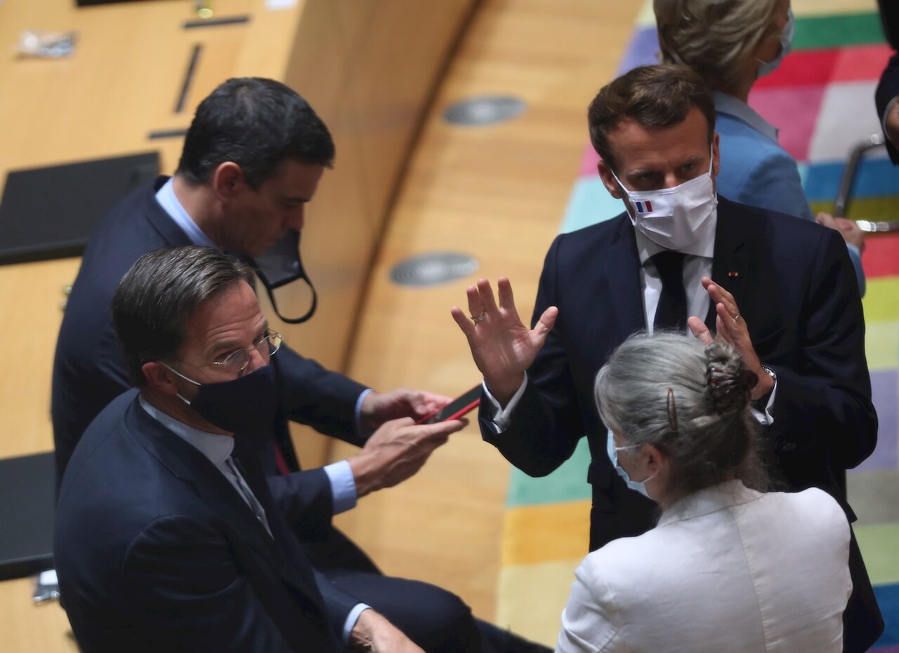 Sánchez mira el móvil, mientras habla Macron | EFE