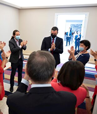 Pedro Sánchez, recibido con aplausos por sus ministros. | EFE