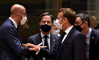 Michel y Macron conversan ante Rutte. Sánchez, fuera de juego. | EFE