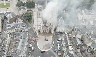 Un dron muestra los daños en el interior de la catedral de Nantes después el incendio