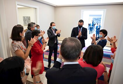 Pedro Sánchez, recibido con aplausos por sus ministros. | EFE