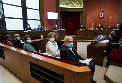 Los miembros de la Mesa del Parlament de la pasada legislatura y la exdiputada Mireia Boya. | EFE