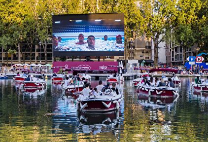Así se pudo disfrutar del primer cine flotante al aire libre sobre el río Sena en París