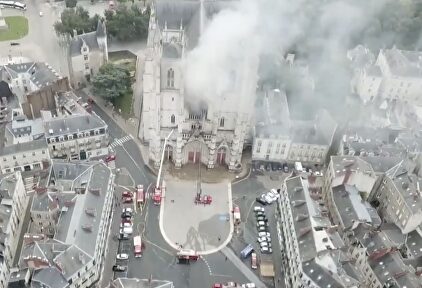 Un dron muestra los daños en el interior de la catedral de Nantes después el incendio