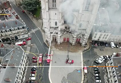 Un vídeo grabado con dron muestra el interior de la catedral de Nantes después el incendio