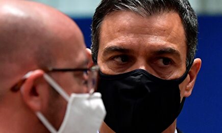 Cabizbajo, orillado y señalado: la negociación de Sánchez, en imágenes