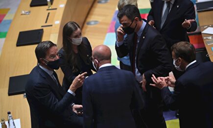 Pedro Sánchez, rodeado por otros líderes europeos. | EFE