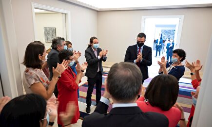 Pedro Sánchez, recibido con aplausos por sus ministros. | EFE