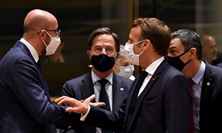 Michel y Macron conversan ante Rutte. Sánchez, fuera de juego. | EFE