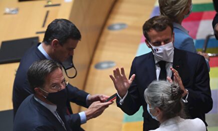 Sánchez mira el móvil, mientras habla Macron | EFE