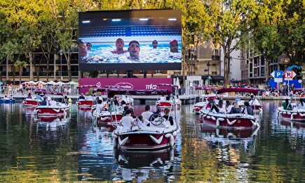 Así se pudo disfrutar del primer cine flotante al aire libre sobre el río Sena en París