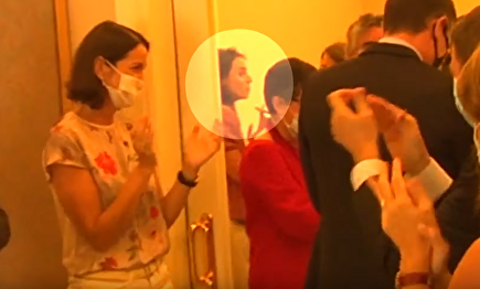 Irene Montero, única sin mascarilla en la teatral ovación a Sánchez en Moncloa