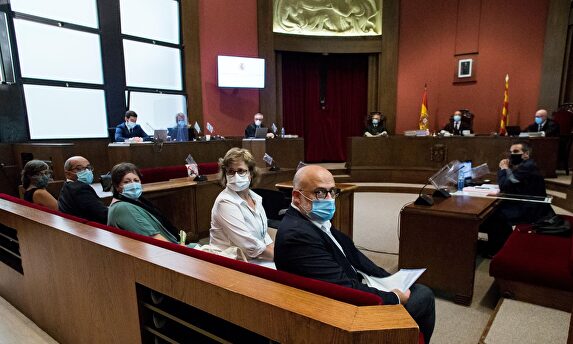 Los miembros de la Mesa del Parlament de la pasada legislatura y la exdiputada Mireia Boya. | EFE