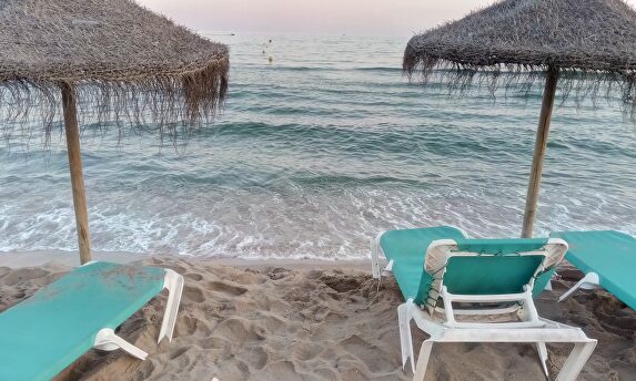 Hamacas en una playa | Pixabay/CC/rafaelochoa