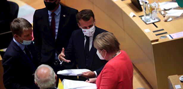 Sanchez escucha y parece unirse a una de las conversaciones entre Enmanuele Macron y Angela Merkel. | EFE