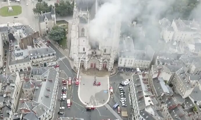 Un dron muestra los daños en el interior de la catedral de Nantes después el incendio