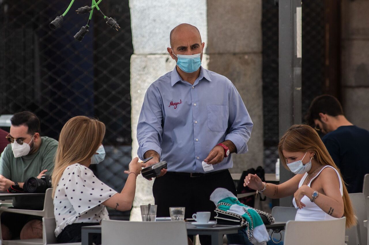 Terraza al aire libre de una cafetería en la Plaza Mayor | Alamy