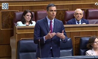 Sánchez reprocha a Casado su "aportación inexistente" al acuerdo europeo y éste denuncia su "autobombo"