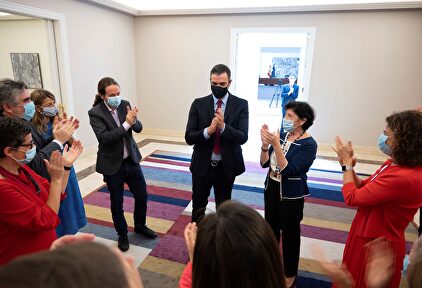 Aplausos a Sánchez en Moncloa. | EFE