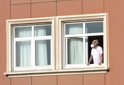 Los 33 'negativos', ya con el alta médica, regresan hoy a Fuenlabrada | EFE