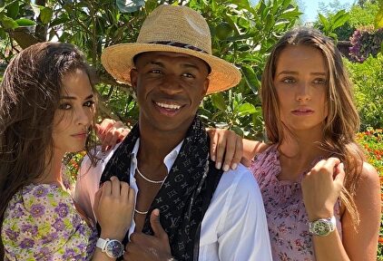 Vinicius aprovecha las vacaciones para grabar un anuncio en Ibiza junto a dos modelos