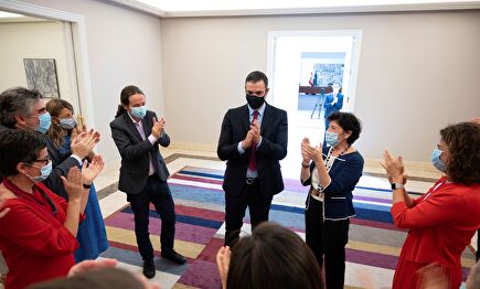 Aplausos a Sánchez en Moncloa. | EFE