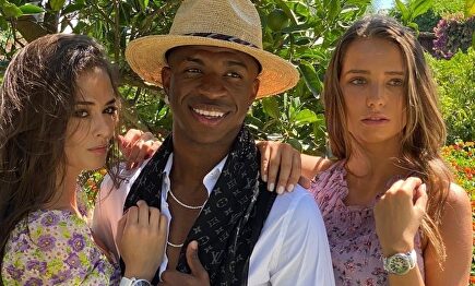 Vinicius aprovecha las vacaciones para grabar un anuncio en Ibiza junto a dos modelos