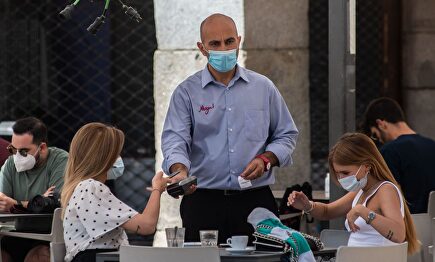 Terraza al aire libre de una cafetería en la Plaza Mayor | Alamy