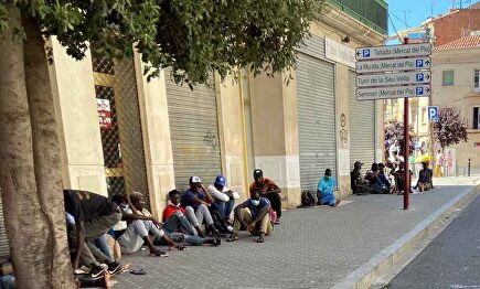 Los agricultores niegan que sean temporeros los inmigrantes de la imagen: "Es una manipulación" (Lérida) | Twitter