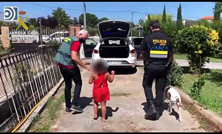 La Guardia Civil auxilia a una niña abandonada 