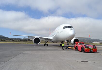 El Airbus A350 en el aeropuerto de Tenerife. | Europa Press