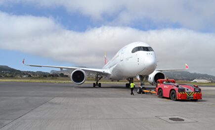 El Airbus A350 en el aeropuerto de Tenerife. | Europa Press